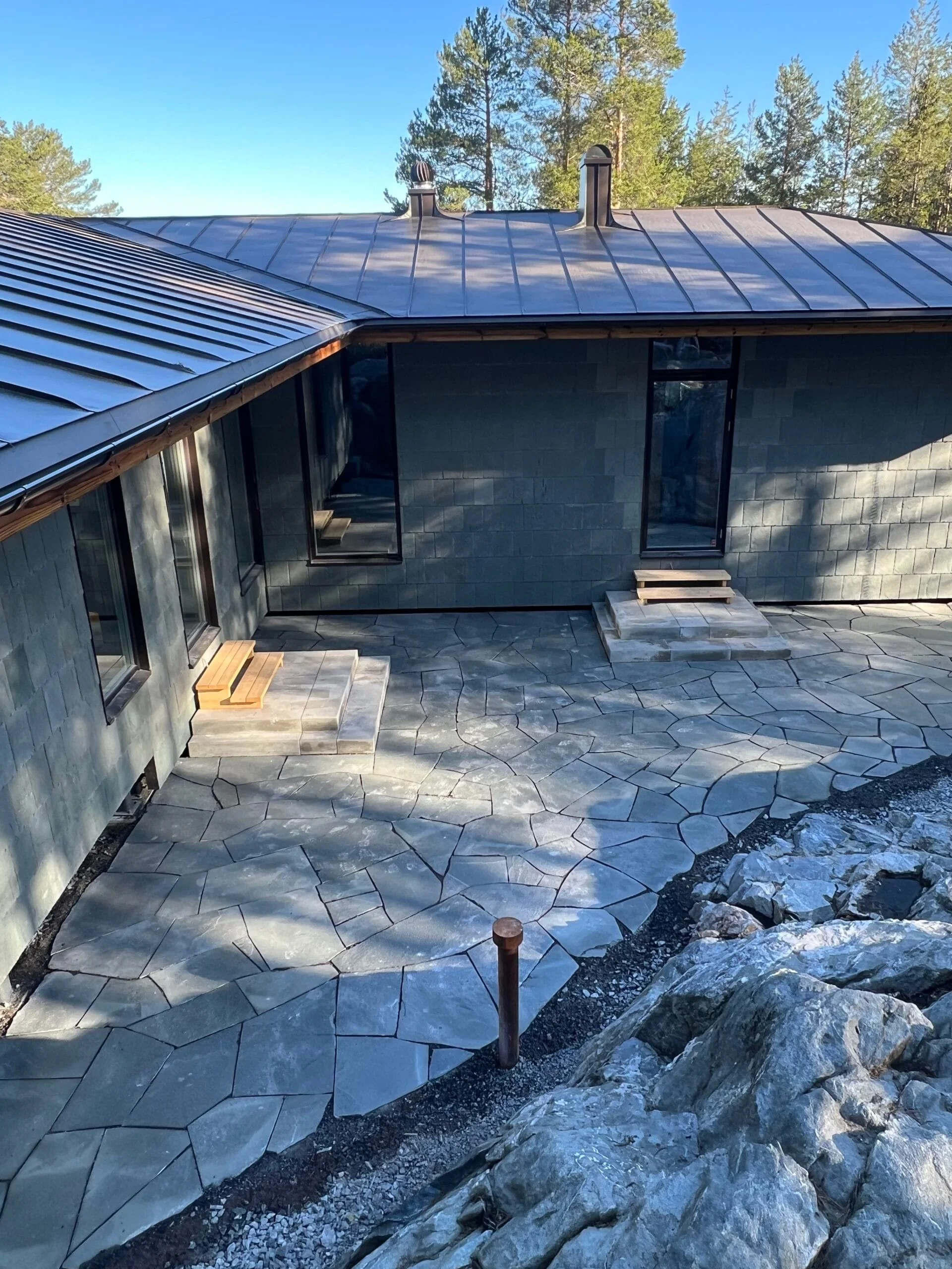 Modern villa med stenterrass